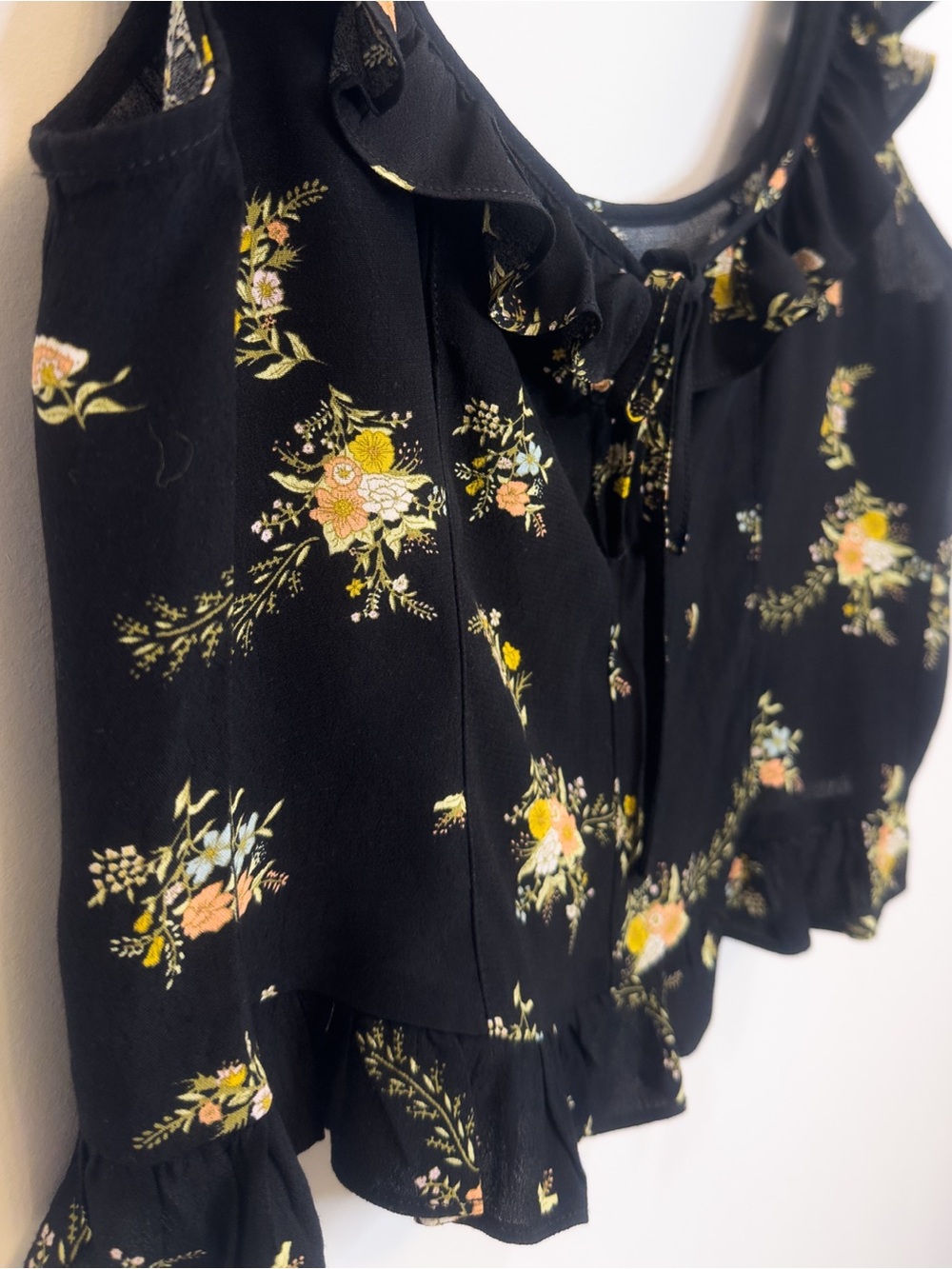 Urban Outfitters Black Floral Ruffle Crop Top - Picture 2 of 7